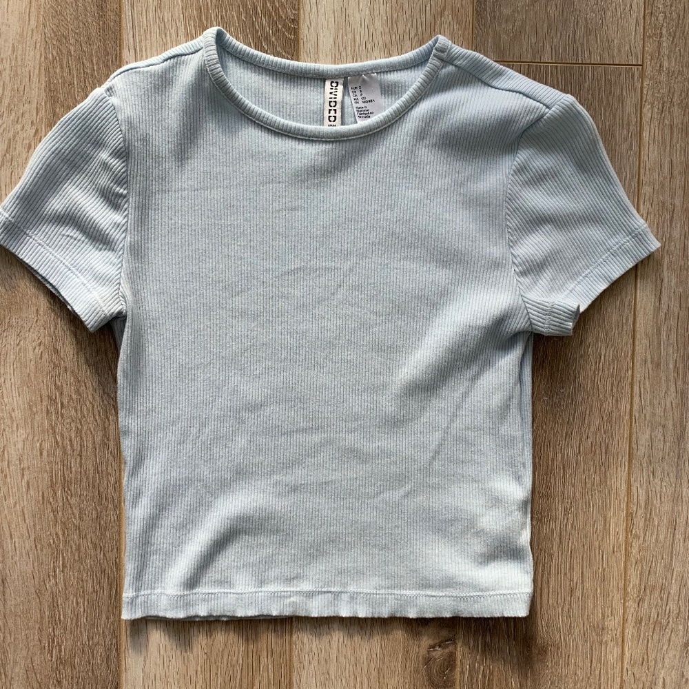 Light Blue Cropped Fitted Tee - Like New - Size Small